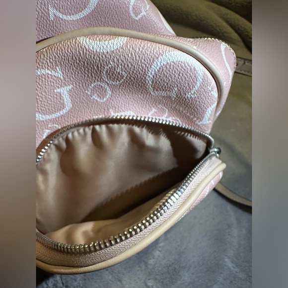 GUESS Mini Backpack 😍😍🎀 - Picture 3 of 4